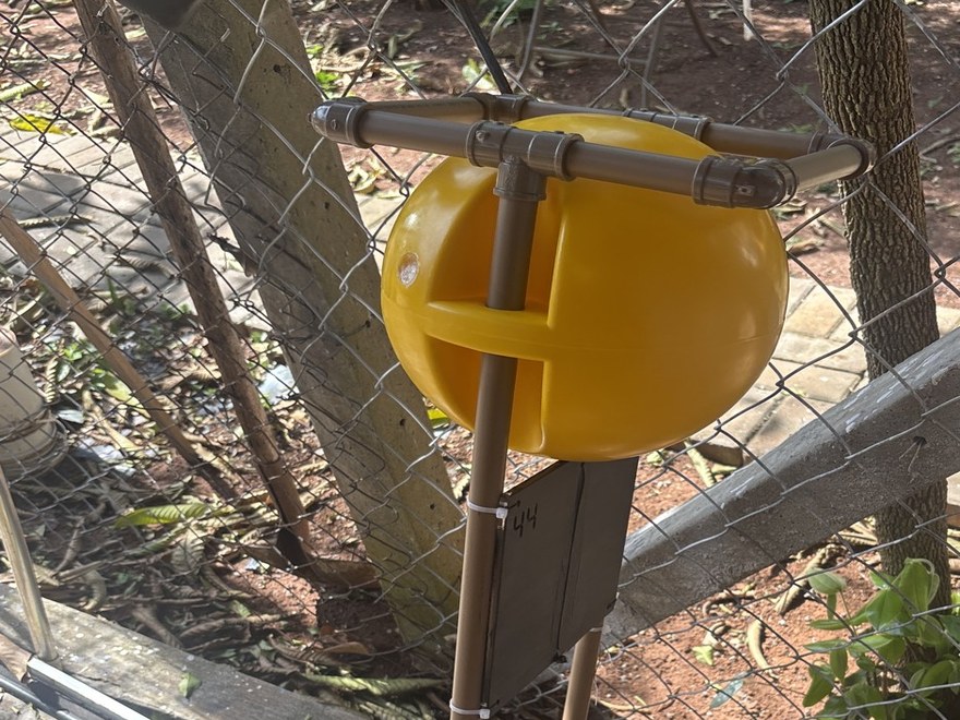 Protótipo de boia de sinalização em teste, com casco amarelo e estrutura em PVC
